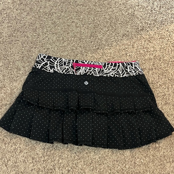 Lululemon Women’s Black Tennis Skirt (8) - Picture 2 of 4